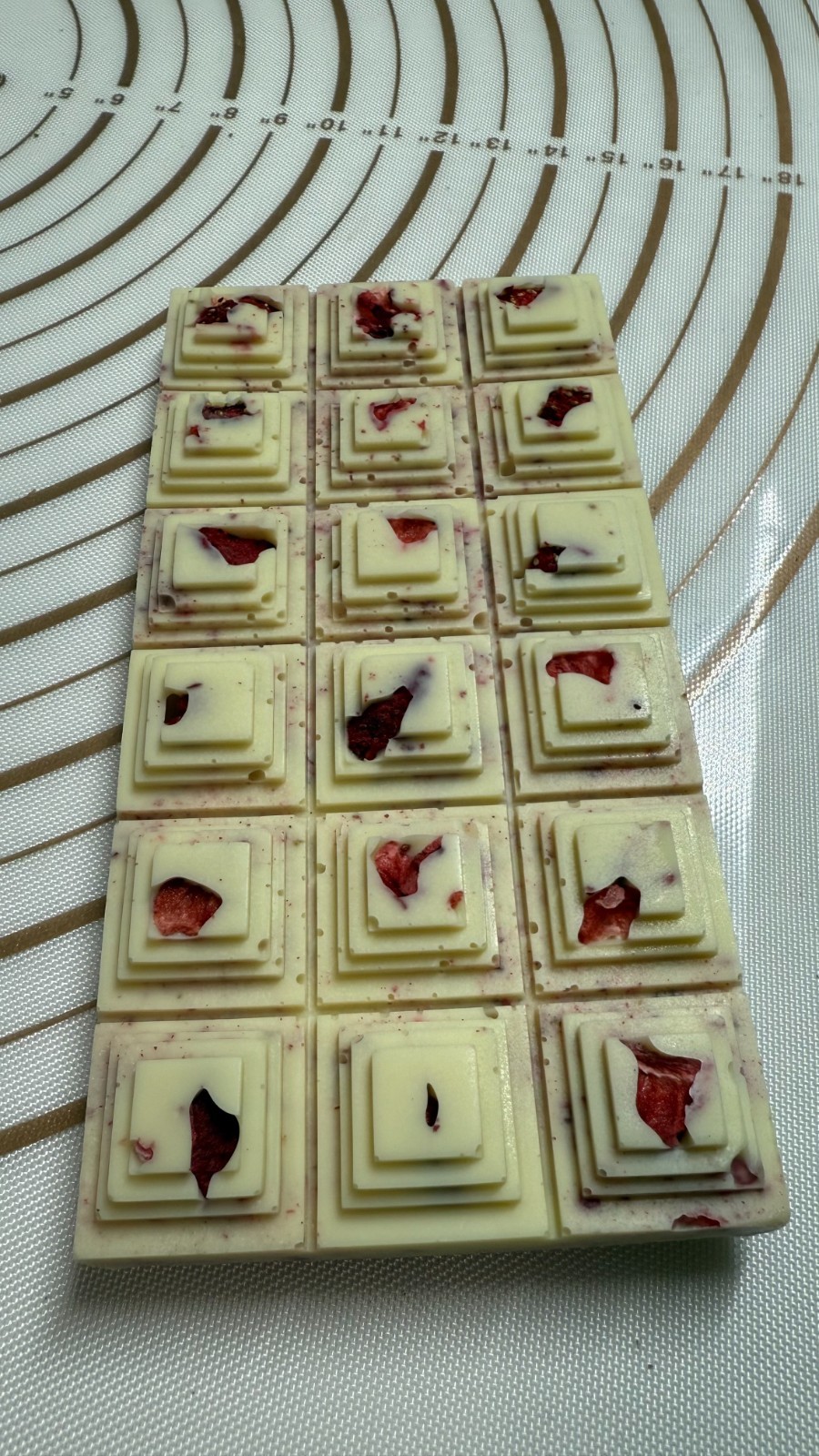 White Chocolate Bar Strawberry 3D Pyramids Sweet & Sour Luxury Dessert Art 160g.