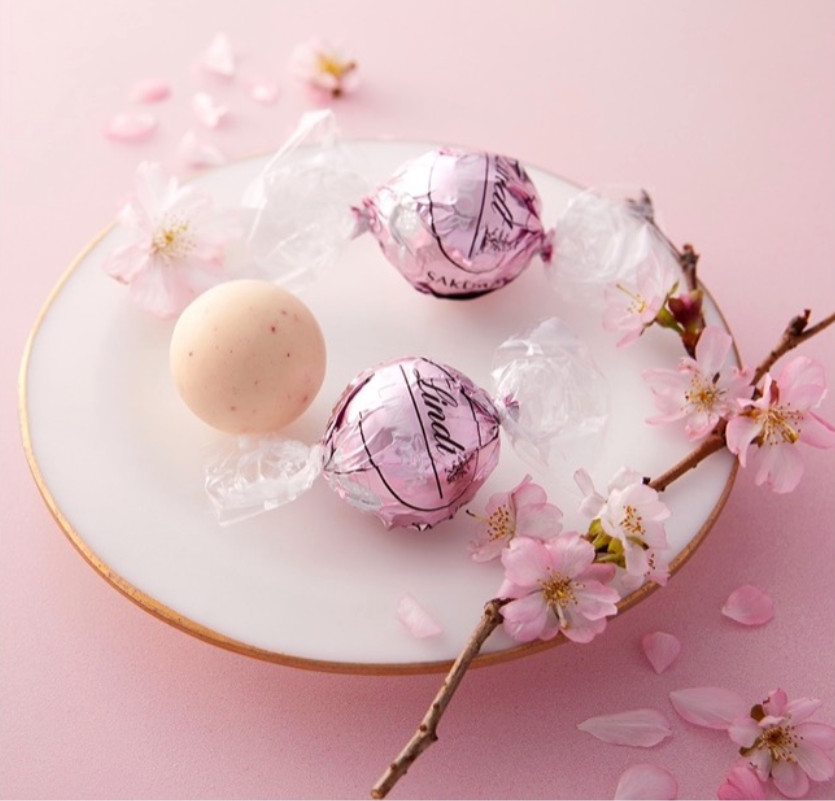 Lindt Sakura & Cream Japan Exclusive SEASONAL 10 pc set Gift Bag Cherry Blossom