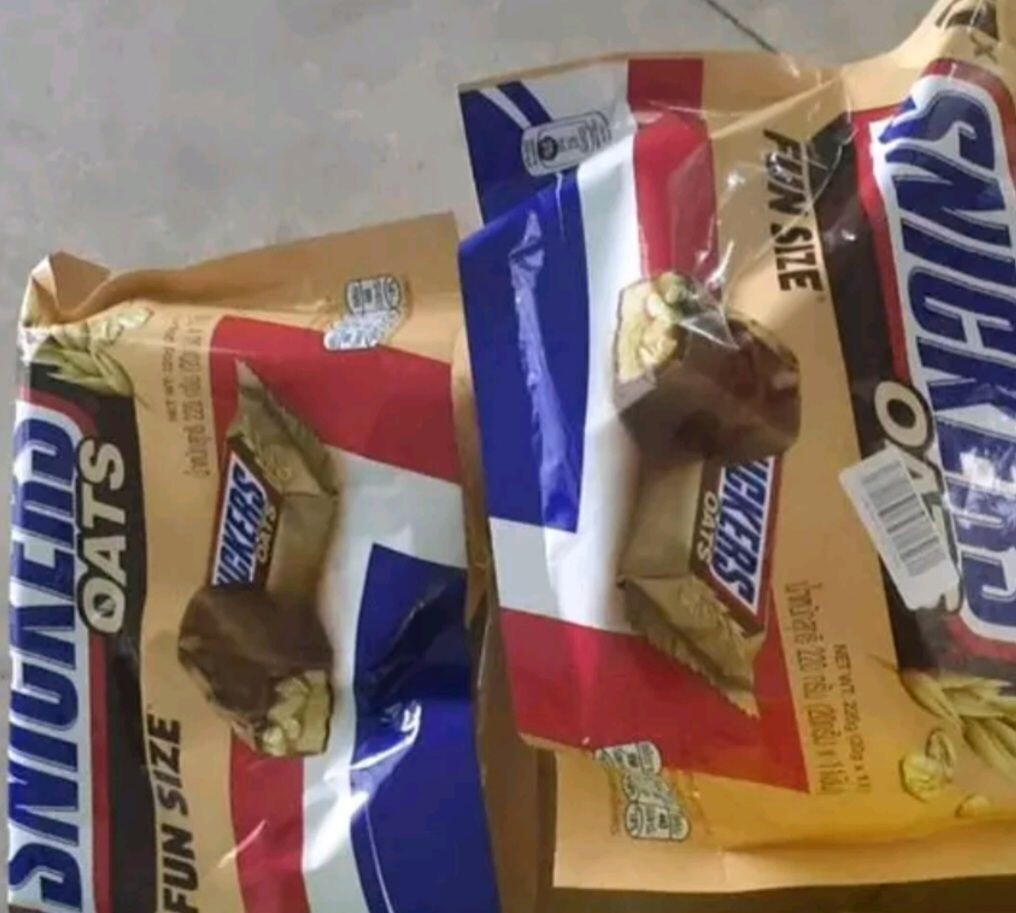 SNICKERS Chocolate Bar with Oats, Caramel & Nougat, Classic Candy (11 Bar x 20g)