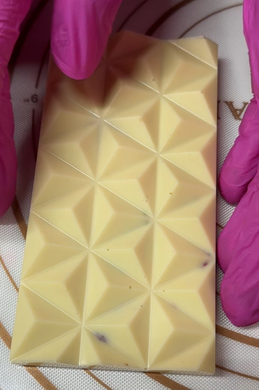 White Chocolate Bar Sweet taste topped Walnuts Raspberry Pears Pomeloskin 100g .