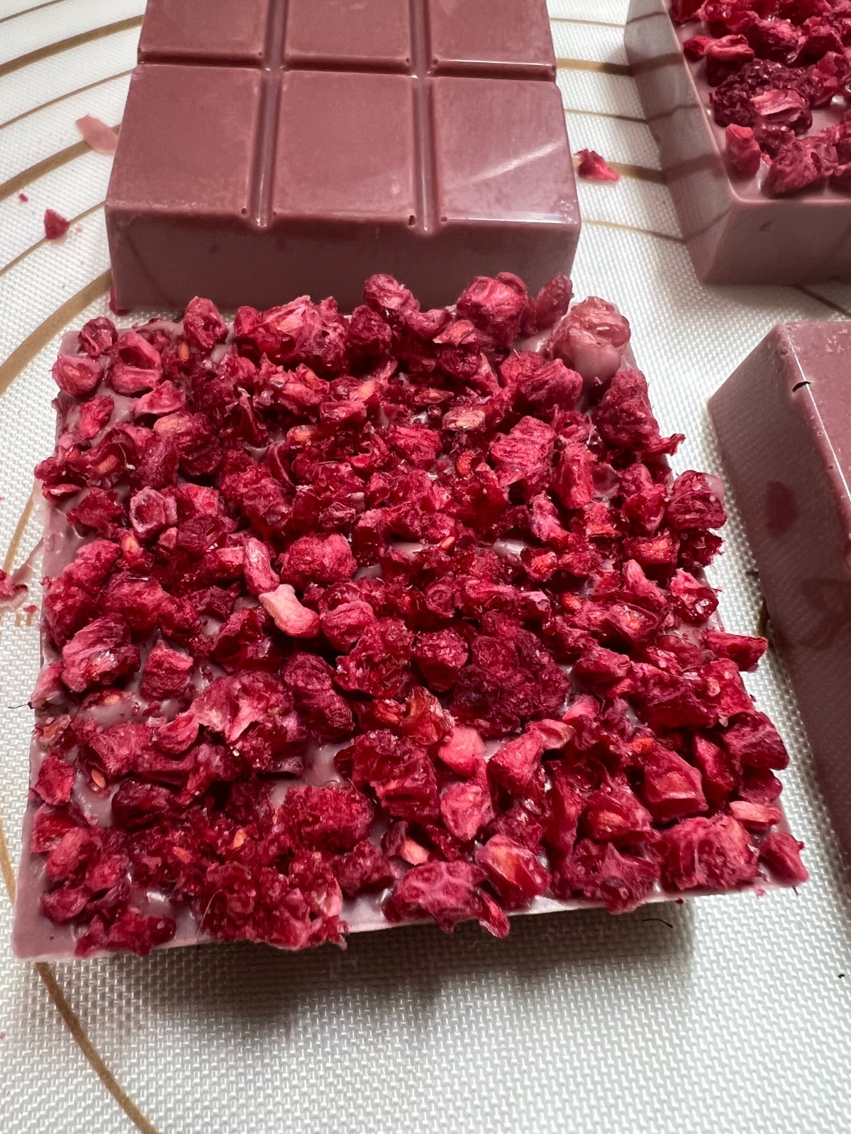 Ruby Cacao & Raspberry Dubai recipe Chocolate Pistachios Handcrafted bar 65g.