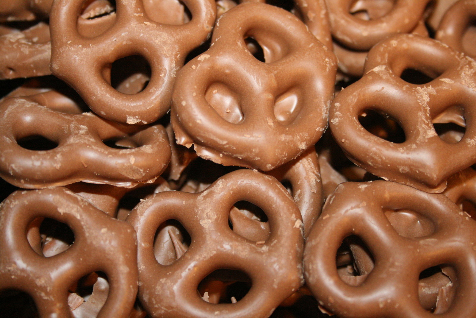 MILK CHOCOLATE PRETZELS, 2.5LBS