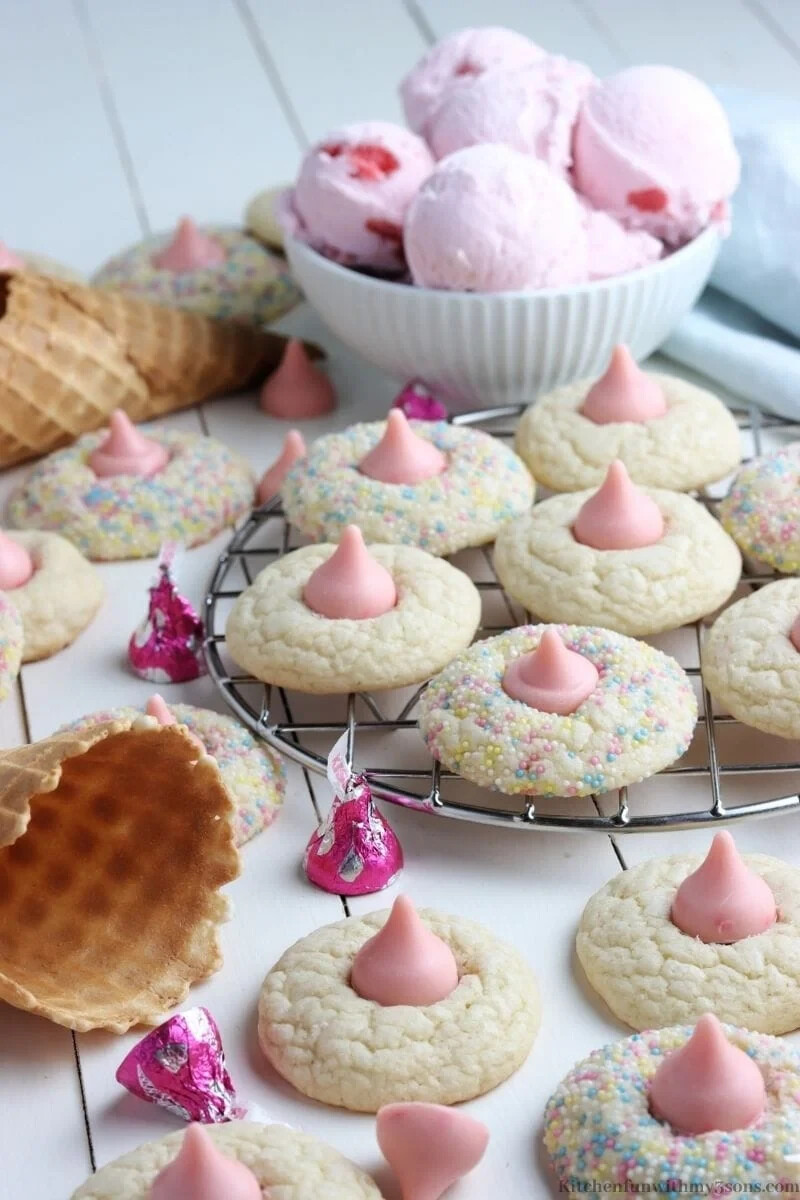 HERSHEY’S Kisses Strawberry Ice Cream Cone Crème & Cookies Candy (2 Pounds)