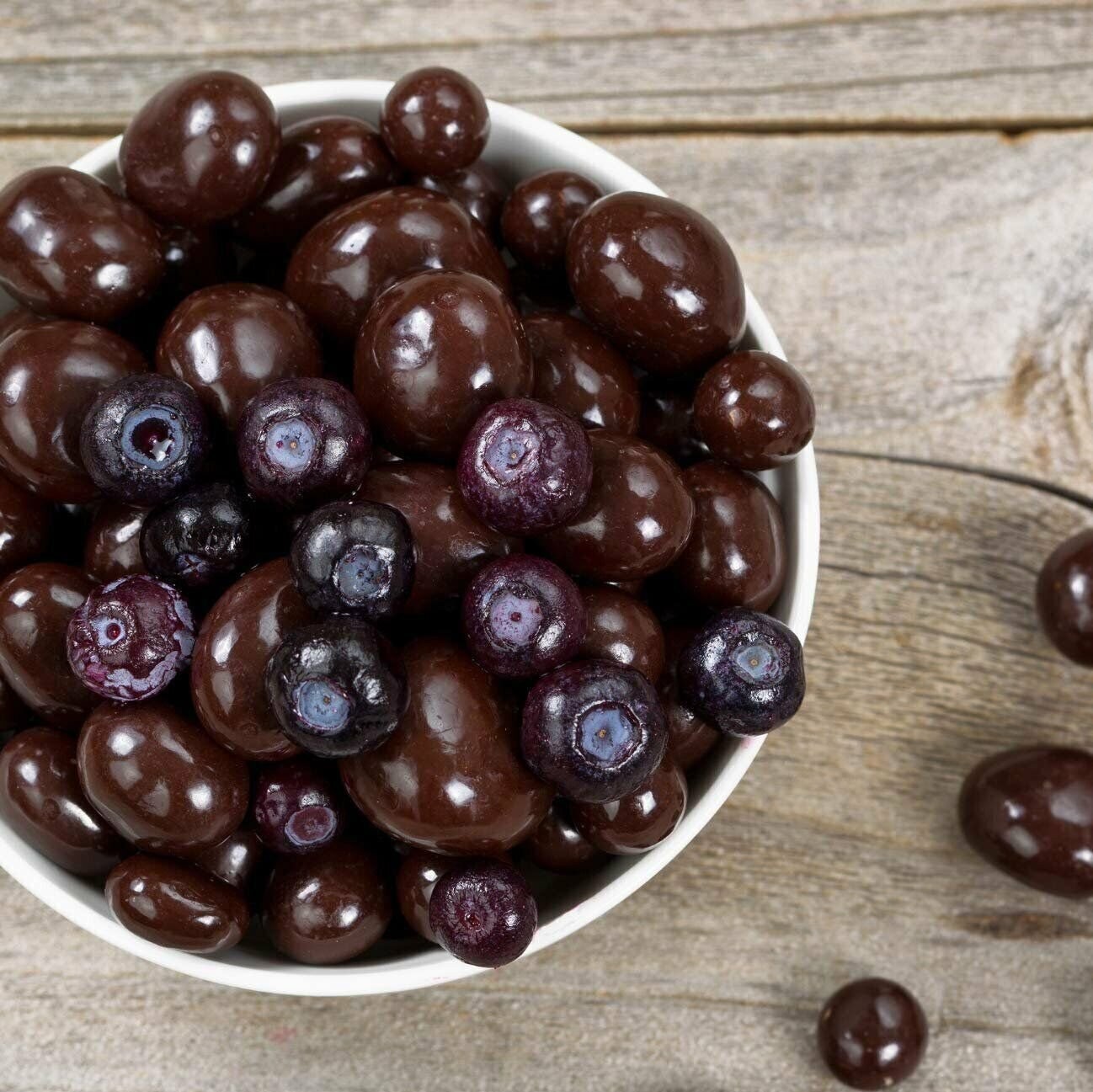 Gourmet Dark Chocolate Covered Blueberries by It’s Delish, Half Pound (8 Oz Bag)