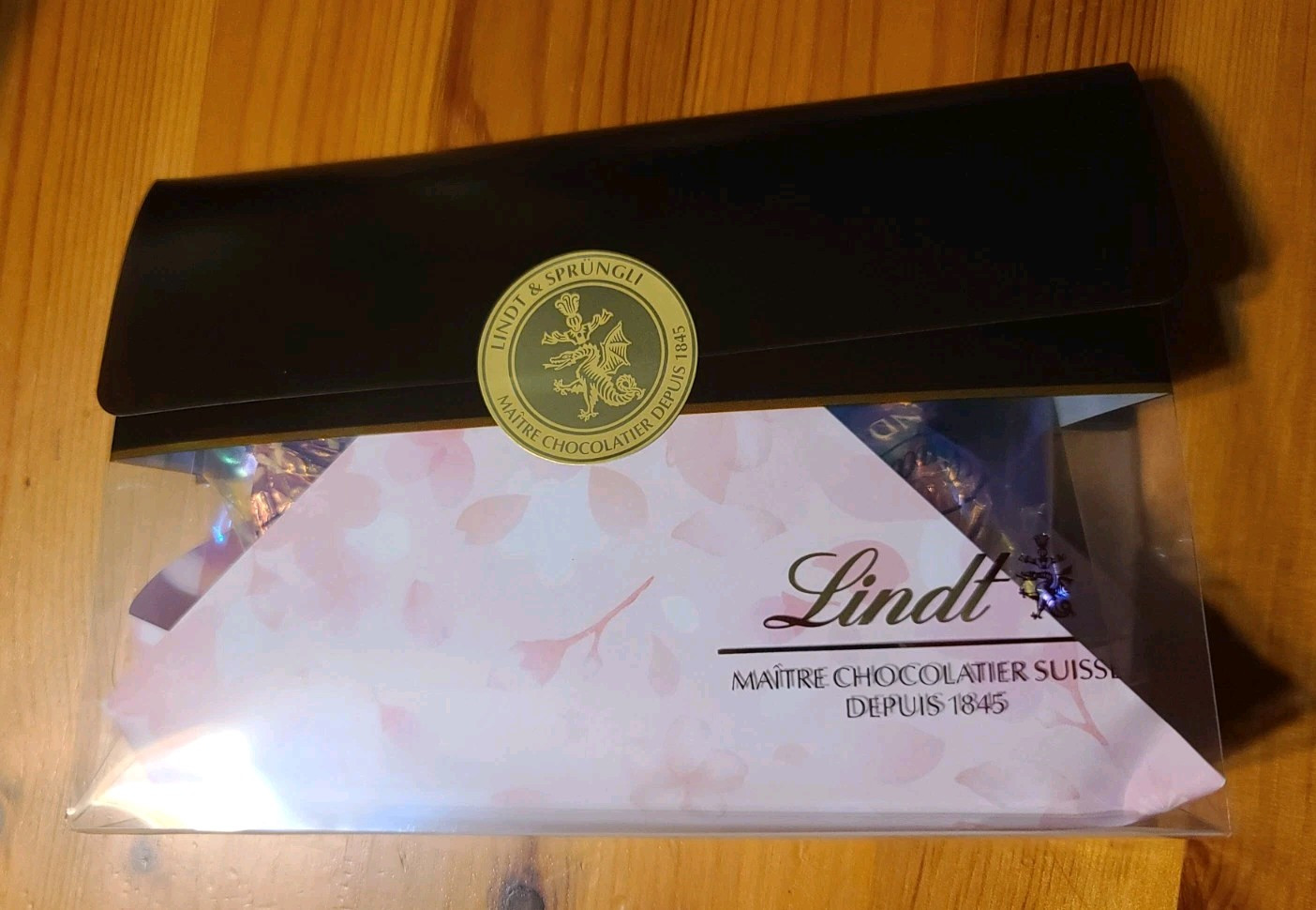 Lindt Sakura & Cream Japan Exclusive SEASONAL 10 pc set Gift Bag Cherry Blossom