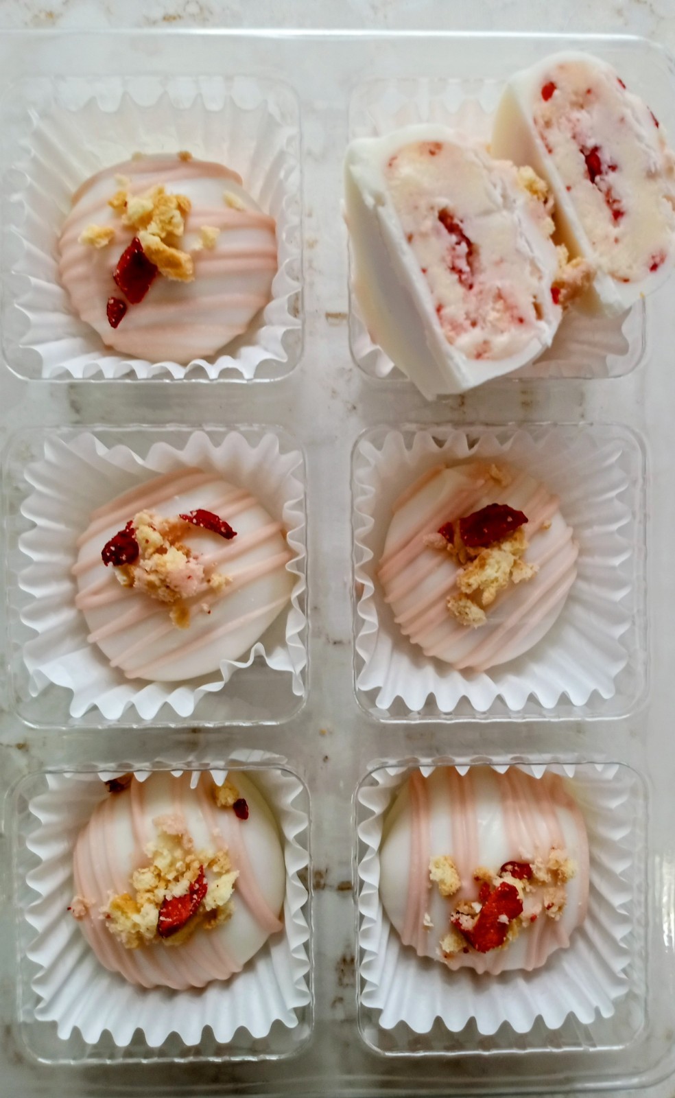 Strawberry Cheesecake Truffles!! Dozen Gift Box! Full Of Real Strawberries!