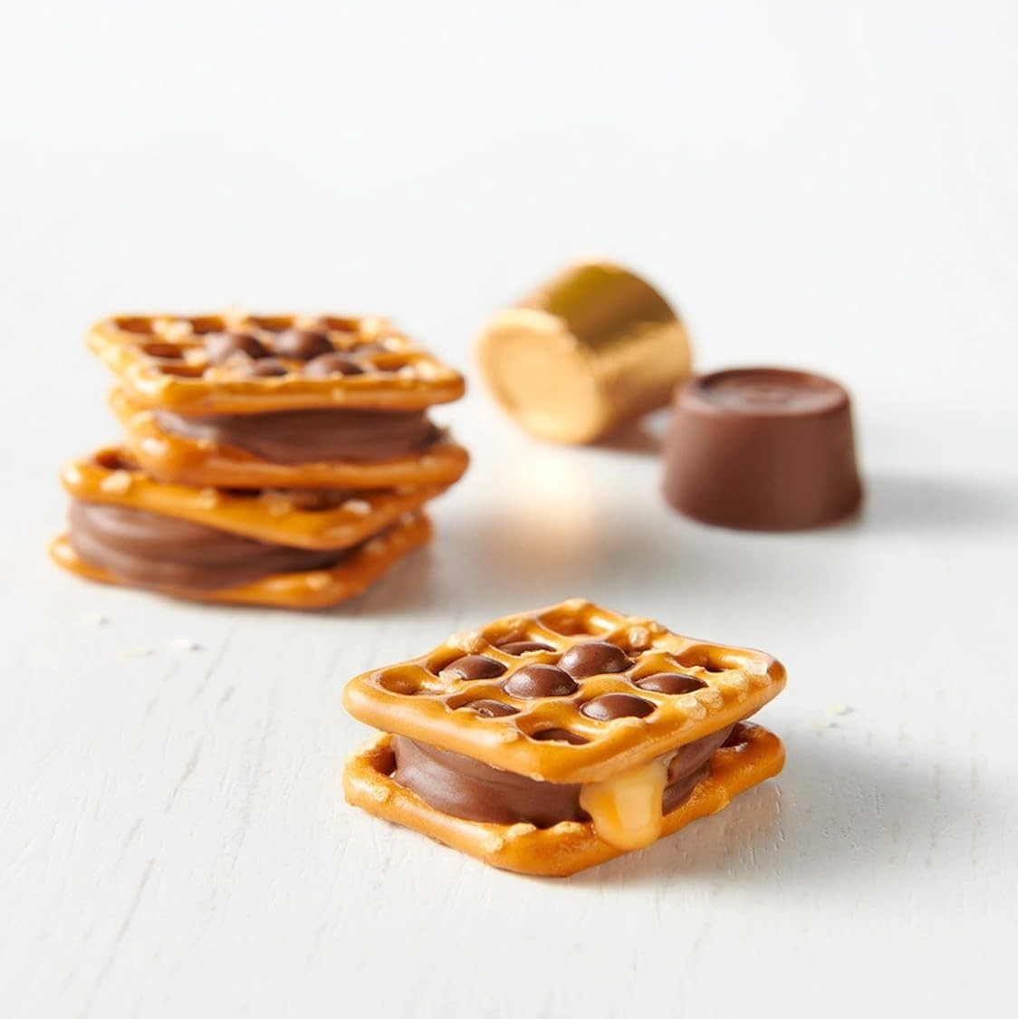 Rolo Creamy Caramels Wrapped in Rich Chocolate, Gold Foils Bulk Candy (2 Pounds)