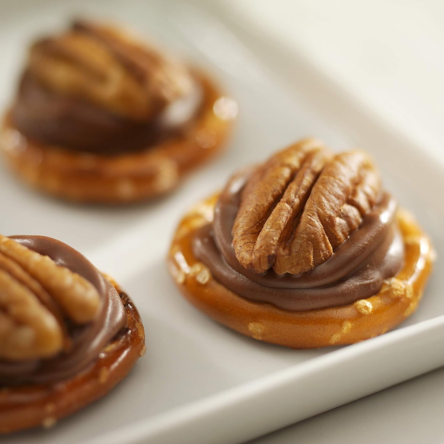 Rolo Creamy Caramels Wrapped in Rich Chocolate, Gold Foils Bulk Candy (2 Pounds)