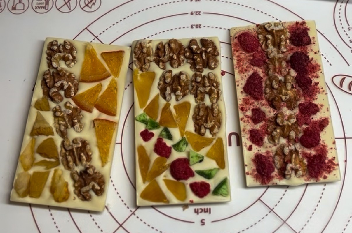 White Chocolate Bar Sweet taste topped Walnuts Raspberry Pears Pomeloskin 100g .