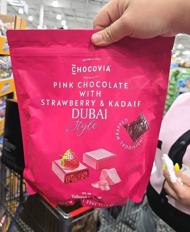 2 BAGS CHOCOVIA DUBAI STYLE PINK CHOCOLATE WITH STRAWBERRY & KADAIF, 44 OZ TOTAL